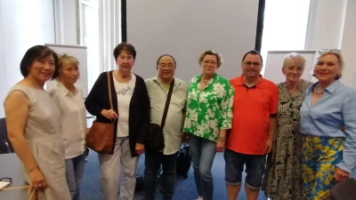 Von links nach rechts: Hui Voit-Wang, Isabella Greger, Helmi Gromöller, Shen Liang, Christine Limmer, Norbert Stübinger, Antje Steinbrück, Eva Freifrau von Podewils. (Bild: Anneliese Daig)