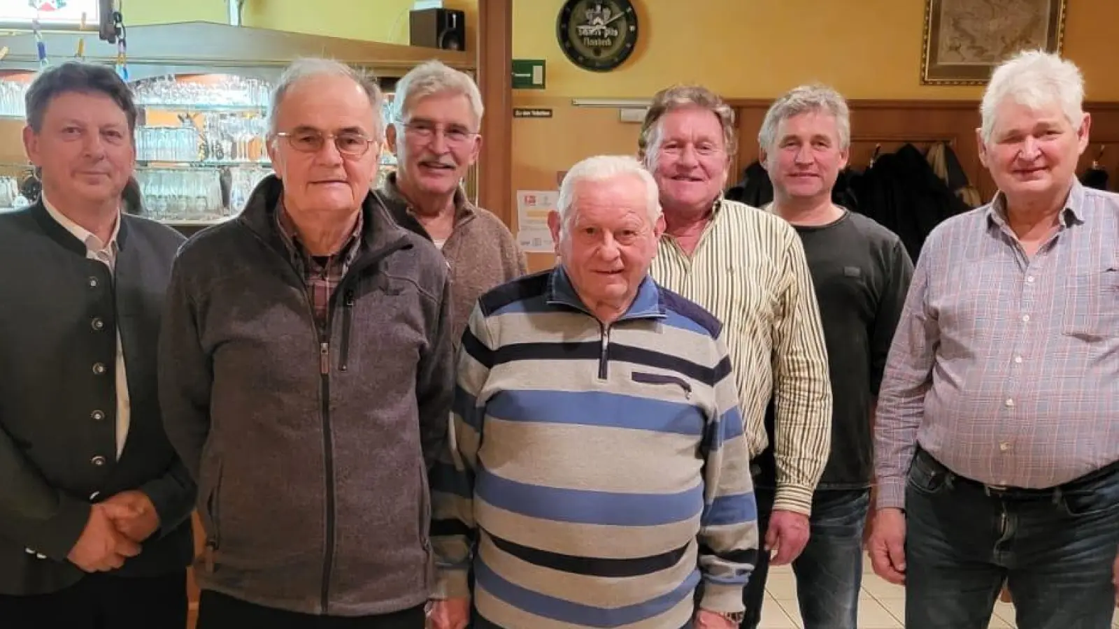 Nach Wahl und Ehrung zeigt das Bild (von links) Zweiten Bürgermeister Andreas Altmann, Kassier Josef Schimmer, Jagdpächter Manfred Röhl, Kassenprüfer Johann Maunz, Jagdpächter Erich Bücherl, zweiten Vorsitzenden Gerhard Schmidl und Jagdvorsteher Johann Schmidl.  (Bild: Christoph Ries/exb)