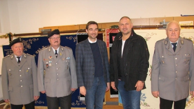 Kurator Karlheinz Kuschidlo (2. v. l.), Vorsitzender Erhard Neubauer (rechts) und das langjährige Mitglied Edmund Gurdan (links) zeigten MdL Dr. Stephan Oetzinger (Bildmitte) und Bürgermeister Richard Kammerer (2. v. r.) Fahnen und Sachbestände der KSRK Mantel im Traditionsraum. (Bild: Johann Kneißl)