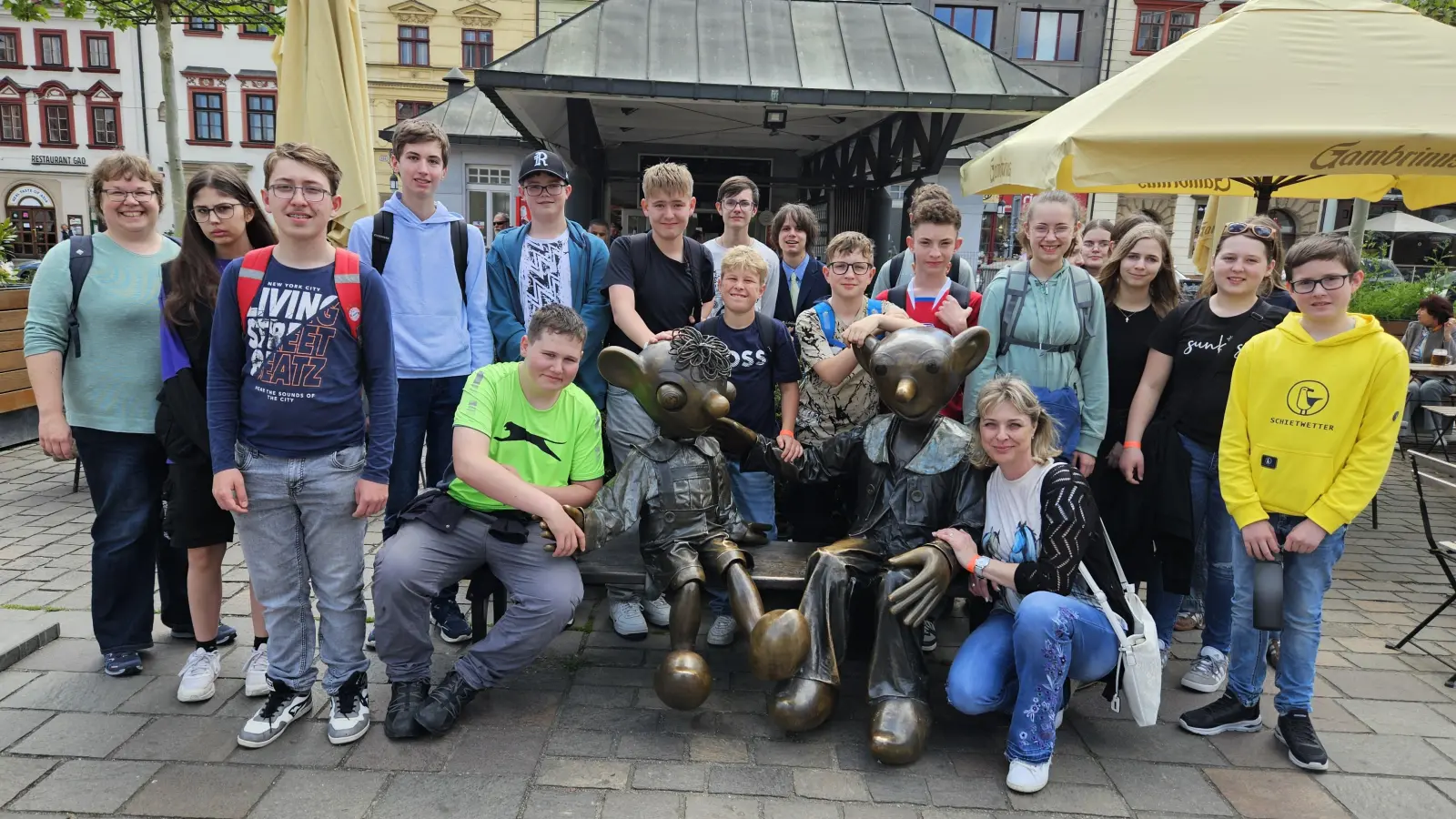 Schülerinnen und Schüler der Naabtal-Realschule Nabburg und der Grundschule Horšovský Týn erkunden gemeinsam Pilsen.<br><br> (Bild: Elisabeth Schneider)