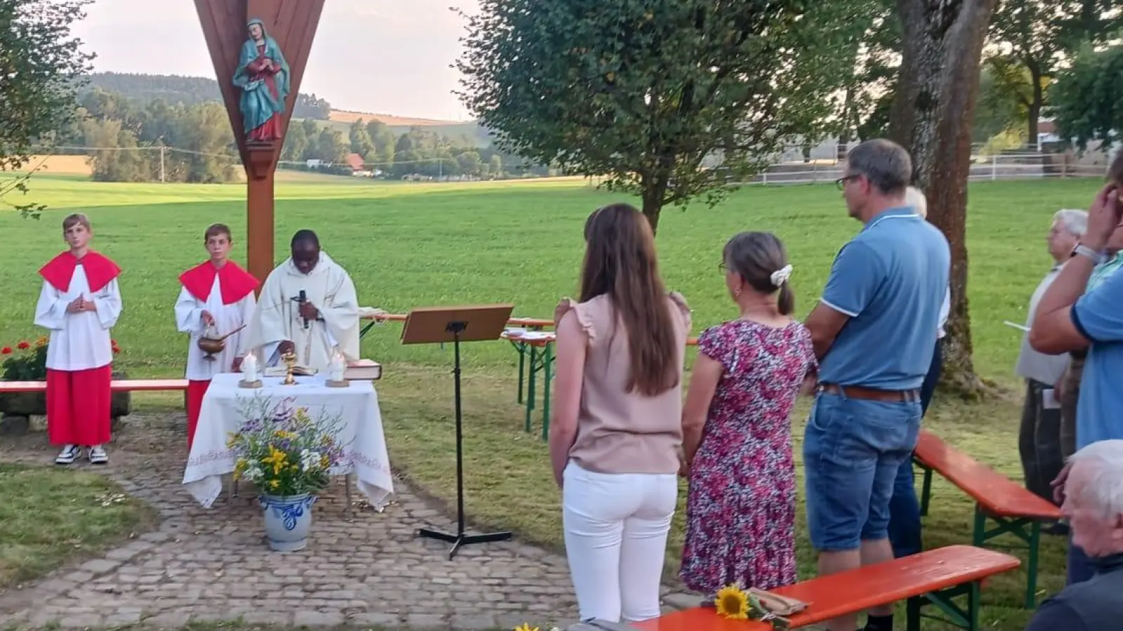 Am Dorfkreuz fand bei hochsommerlichen Temperaturen die Vorabendmesse mit Kräutersegnung statt. (Bild: Anita Hirmer)