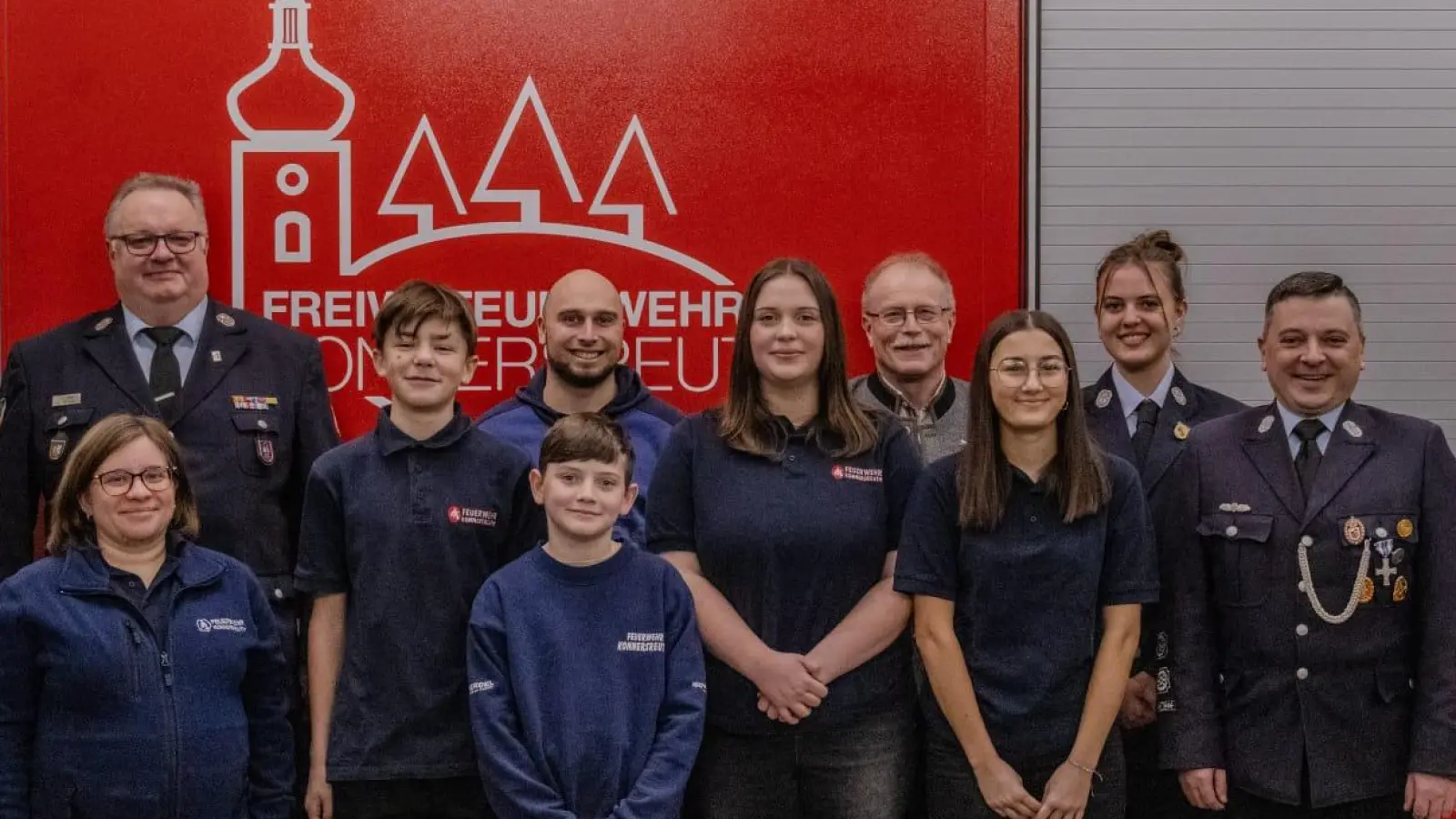 Im Bild (hinten von links): Kreisjugendwart Wolfgang Bauer, Jugendbeauftragter Manuel Ernst, Bürgermeister Max Bindl, Lisa Grillmeier (vorne von links): Jugendwartin Carina Hart, Leonhard Sölch, Laurenz Schwan, Lilli Hofmann, Jule Hofmann, Kommandant Stefan Kreuzer. (Bild: Matthias Hart)