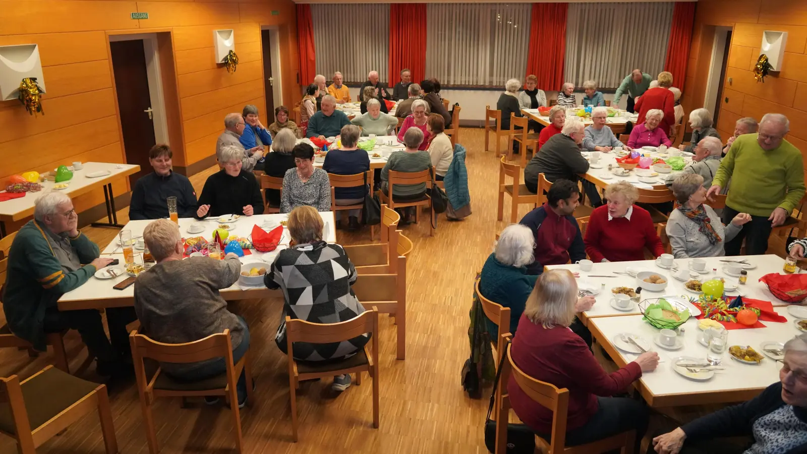 Viele Gäste waren der Einladung von KAB und Frauenbund St. Johannes zum Ausbuttern gefolgt und verbrachten einen gemütlichen Abend im Pfarrheim St. Johannes. (Bild: Alois Schröpf)