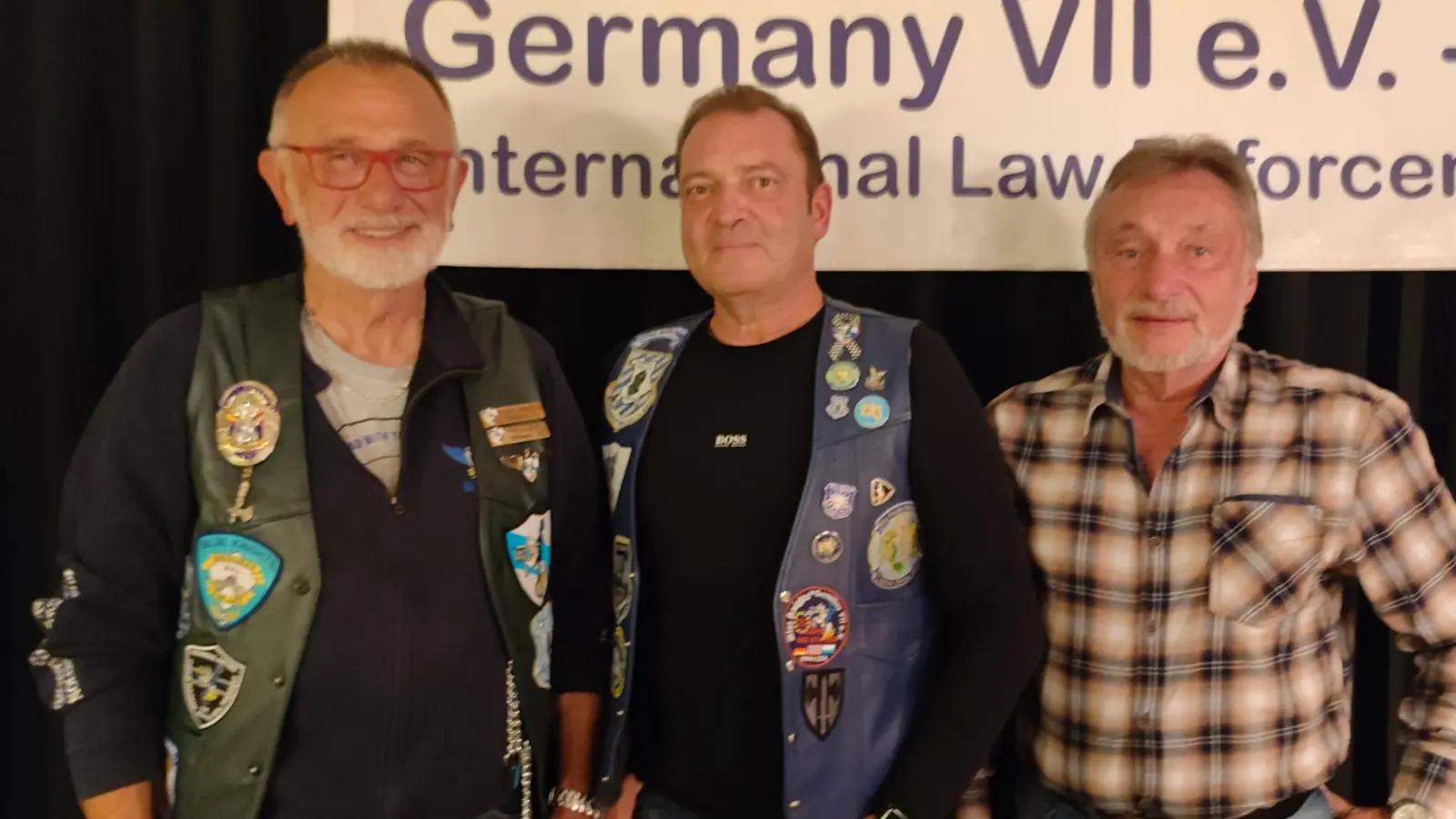 Den neuen Mitglieder Hans Kuckel und Jörg Gleißner wurde vom Presidenten der Blue Knights Germany VII, Georg Arnold (von rechts nach links) die Mitgliedsurkunden überreicht.  (Bild: Georg Arnold)