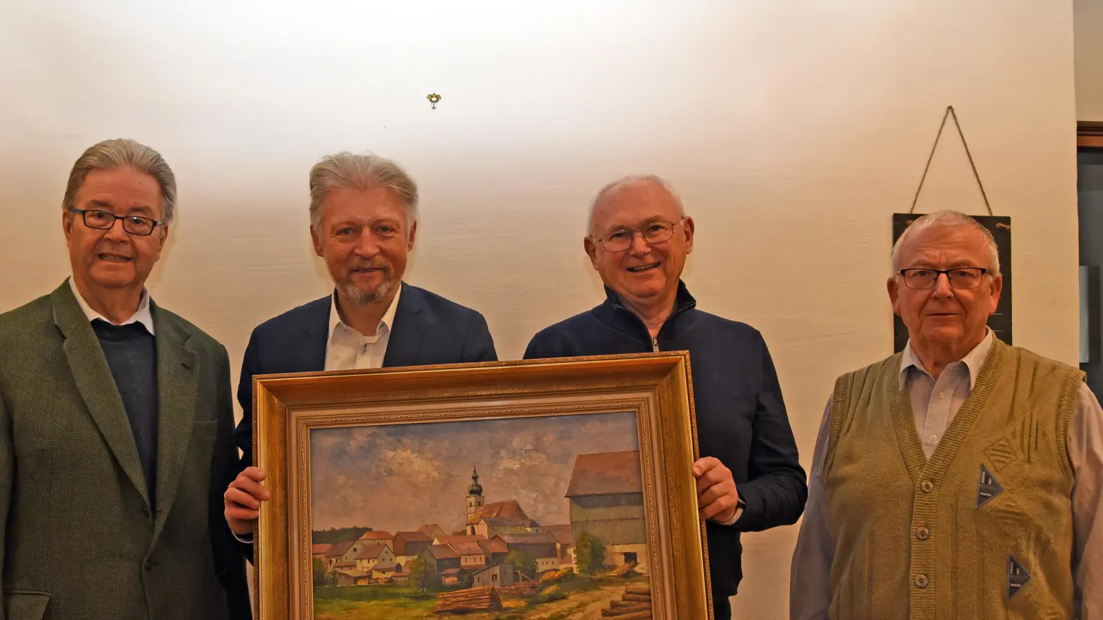 Ein Bild der Ortschaft Beidl in der Zeit um 1970 übergab Bürgermeister Lothar Müller den Freunden Kooperatenhaus Beidl. Es hat seinen Platz im Gastraum des Kooperatorenhauses gefunden. (Bild: Rudi Gebert)