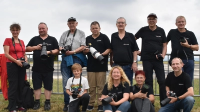 Die Gruppe der Freien Fotografen auf dem Flugplatz in Eger. Präsidentin Zaneta Weidner (vorne sitzend, Dritte von rechts). (Bild: Bernhard Czichon )