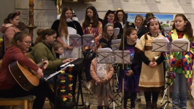 Vor dem Altar wurden viele verschiedene Sachen platziert, die im Familiengottesdienst eine Bedeutung hatten. Kostümierte Kinder machten den Sonntagsgottesdienst zu einem Event der besonderen Art. (Bild: Kindersingkreis/Christine Sporrer)