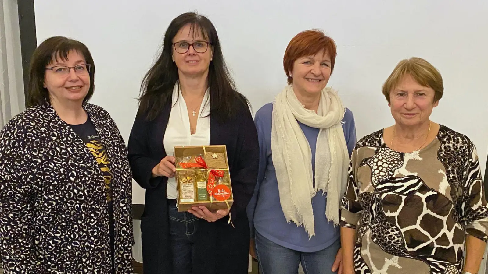 Christa Appl, Heidi Schwendner und Elisabeth Weidner bedankten sich bei der Referentin Birgit Barth (Zweite von links) herzlich für ihren kurzweiligen, interessanten Vortrag. (Bild: Elisabeth Weidner)