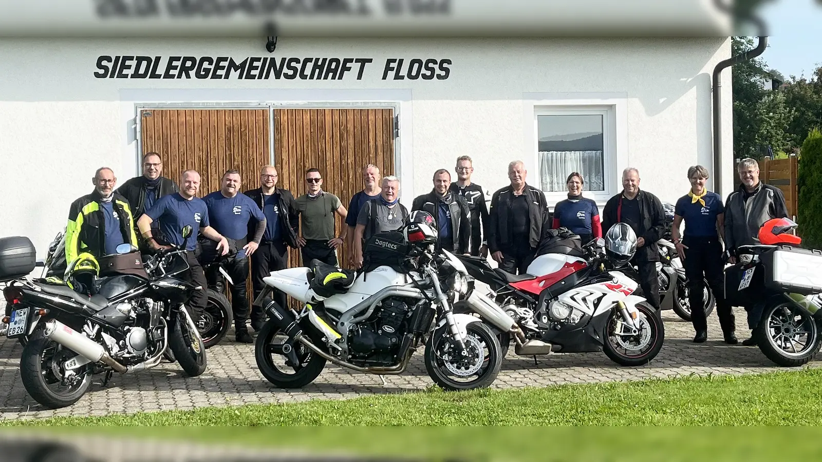 Die „Motorradfreunde Nervenkitzel“ der Siedlergemeinschaft Floß machten sich am „Siedlerhaisl“ auf dem Weg zu ihrer diesjährigen Tour, die sie dieses Mal nach Niederbayern und Oberösterreich führte.  (Bild: Stephan Landgraf )