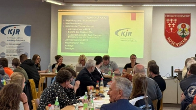Vorstandschaft und Geschäftsführung des Kreisjugendrings berichten von ihrer Arbeit während des Jahres. Im Bild (von rechts nach links: Carina Süß, 1. Vorstand, Henner Wasmuth, Christine Frankerl (Geschäftsführung), Senta Mitterer und Luca Hajek. (Bild: Florian Schmid)