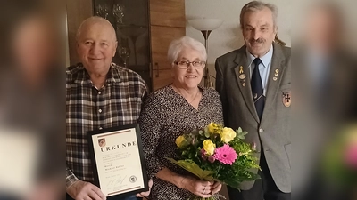 Von links: Michael Haßler, Ehefrau Marianne Haßler und Wolfgang Richthammer, der Vorsitzende der Reservisten-Kameradschaft Lintach. (Bild: Michael Haßler jun.)