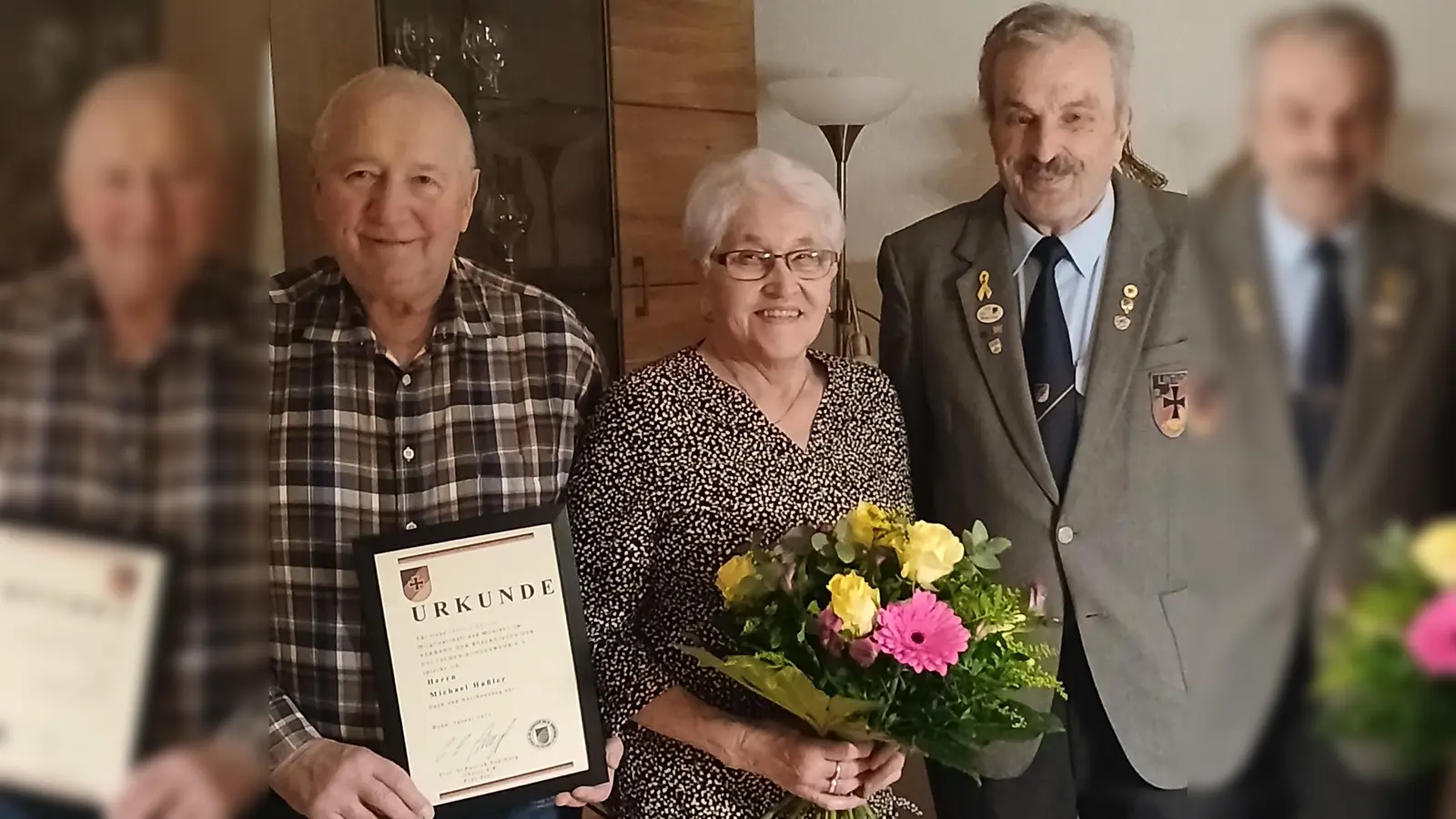 Von links: Michael Haßler, Ehefrau Marianne Haßler und Wolfgang Richthammer, der Vorsitzende der Reservisten-Kameradschaft Lintach. (Bild: Michael Haßler jun.)