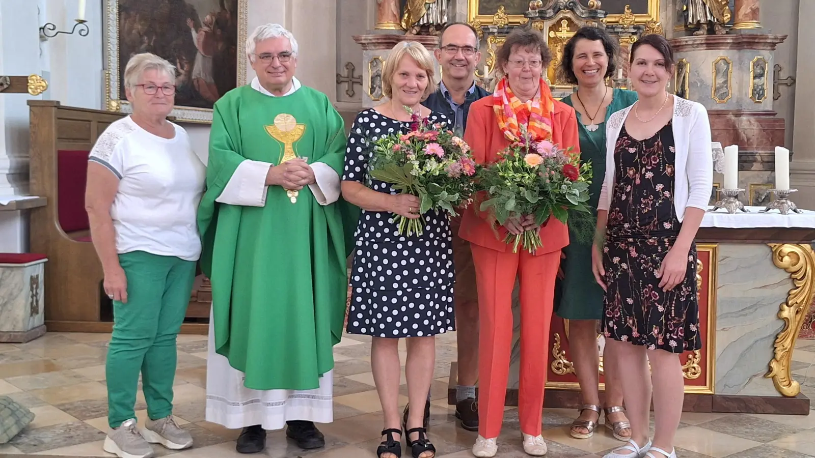 Für die beiden langjährigen Kinderpflegerinnen Berta Neuber und Rosemarie Fischer fand ein feierlicher Abschiedsgottesdienst statt.<br> Hildegard Lingl, Pfarrer Eugen Wismeth, Berta Neuber, Alois Nesner, Rosemarie Fischer, Margit Roiger, Kindergartenleiterin Daniela Schmidbauer (von links).  (Bild: Matthias Niebauer)