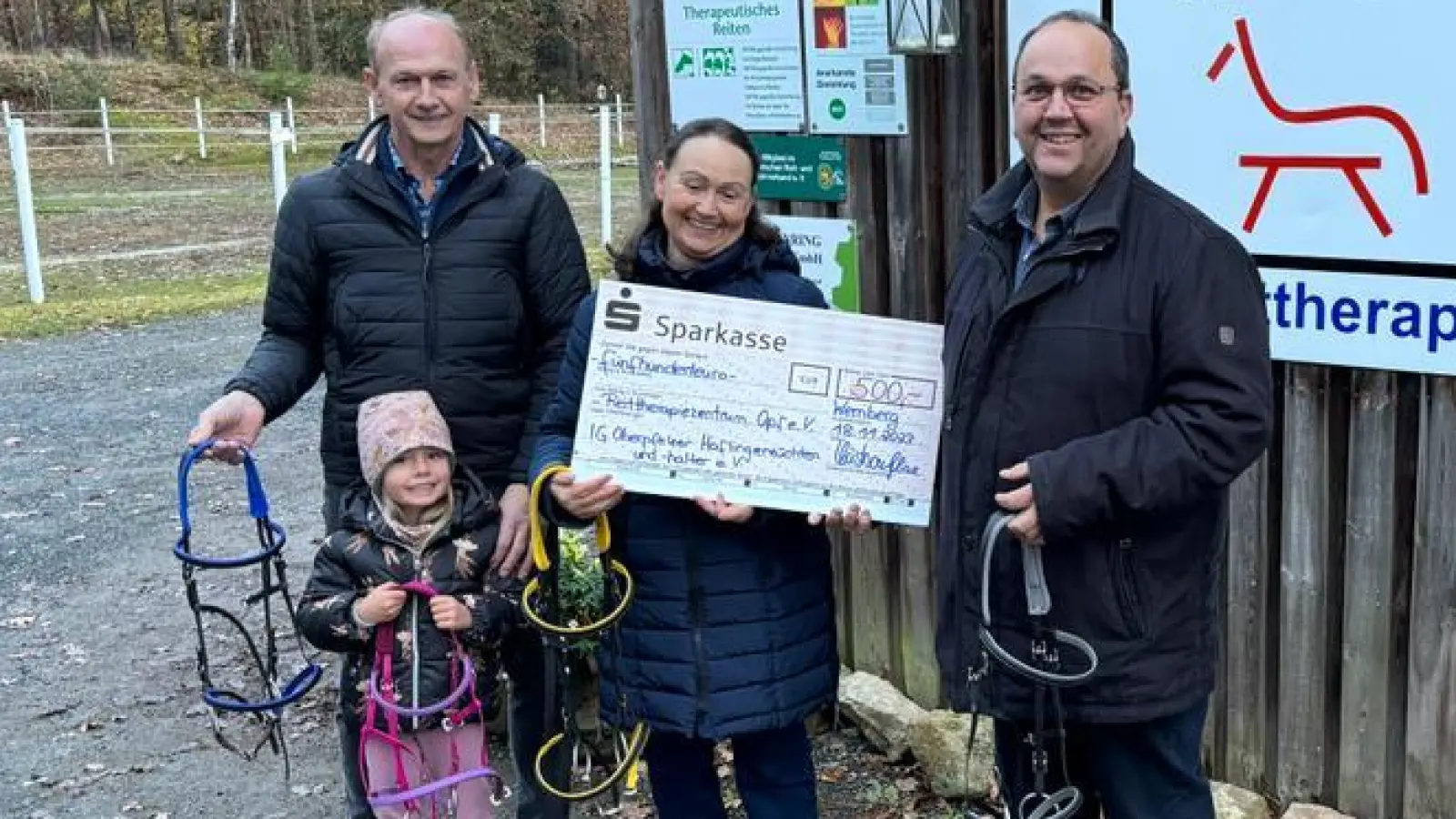 500 Euro für Zaumzeuge: Das Bild zeigt (von links) Josef Knorr mit Enkeltochter (Kassier der IG Haflinger Oberpfalz), Katja Süß (Leiterin Therapiezentrum) und den Vorsitzenden des IG Haflinger Oberpfalz Ägidius Viehauser. (Bild: Juliane Käsbauer/exb)