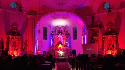 Der 6. Lobpreisabend der Bärnauer Klangfarben fand in der Hohenthaner Pfarrkirche statt. (Bild: Karina Jobst/exb)