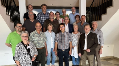Kreistagskandidaten und Mandatsträger der FDP/FWS im Foyer des Kulturschlosses mit Museumsleiter Dr. Martin Schreiner (unt. Reihe 2.v.re.) und Museumsführerin Cornelia Platz (unt. Reihe 2.v.li.), unter ihnen führender Kreistagskandidat Benjamin Hiltl (unt. Reihe 3.v.re.) und die Kreisräte Martin Pöllath (unt. Reihe 3.v.li.) und Christian Sperber (mittl. Reihe 1.v.re.). (Bild[M]: Gunde Pöllath)