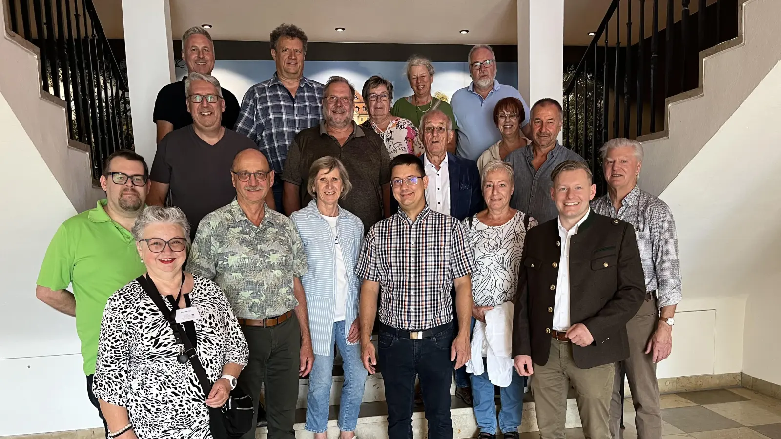 Kreistagskandidaten und Mandatsträger der FDP/FWS im Foyer des Kulturschlosses mit Museumsleiter Dr. Martin Schreiner (unt. Reihe 2.v.re.) und Museumsführerin Cornelia Platz (unt. Reihe 2.v.li.), unter ihnen führender Kreistagskandidat Benjamin Hiltl (unt. Reihe 3.v.re.) und die Kreisräte Martin Pöllath (unt. Reihe 3.v.li.) und Christian Sperber (mittl. Reihe 1.v.re.). (Bild[M]: Gunde Pöllath)