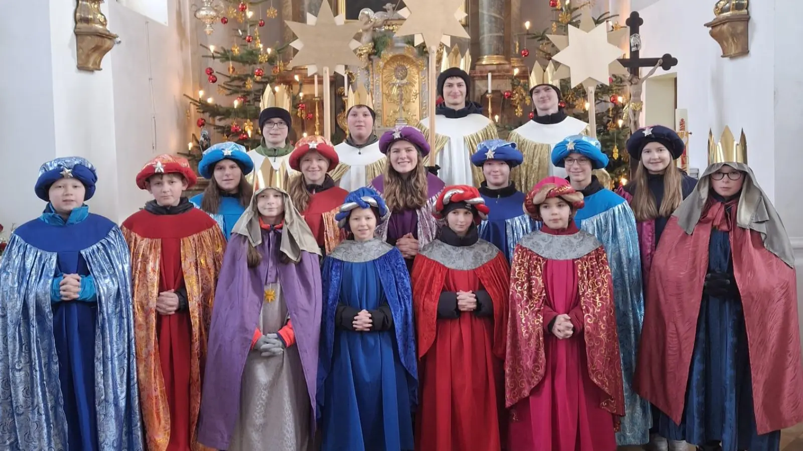 Das Bild zeigt die Neudorfer Sternsinger bei der Aussendung in der Filialkirche St. Barbara. (Bild: Simone Ott)