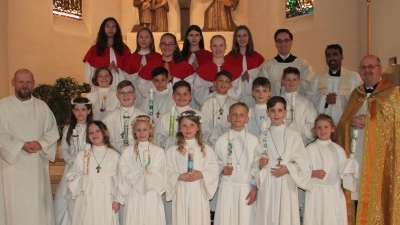 In St. Konrad Weiden treten 14 Erstkommunionkinder an den Altar. (Bild: Barbara Guida/exb)