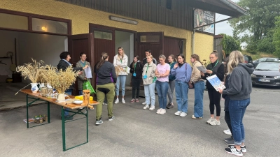 Wissen, wo&#39;s herkommt: An der Getreidestation lernen die Teilnehmer verschiedene heimische Getreidesorten und deren Verwendung kennen. (Bild: Veronika Kick)