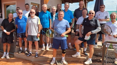 Tennisspieler der DJK Ammersricht und die Gruppe R.A.P.S. des SVL-Traßlberg maßen ihre Kräfte auf den SVL-Tennisplätzen. (Bild: Hans Ott)