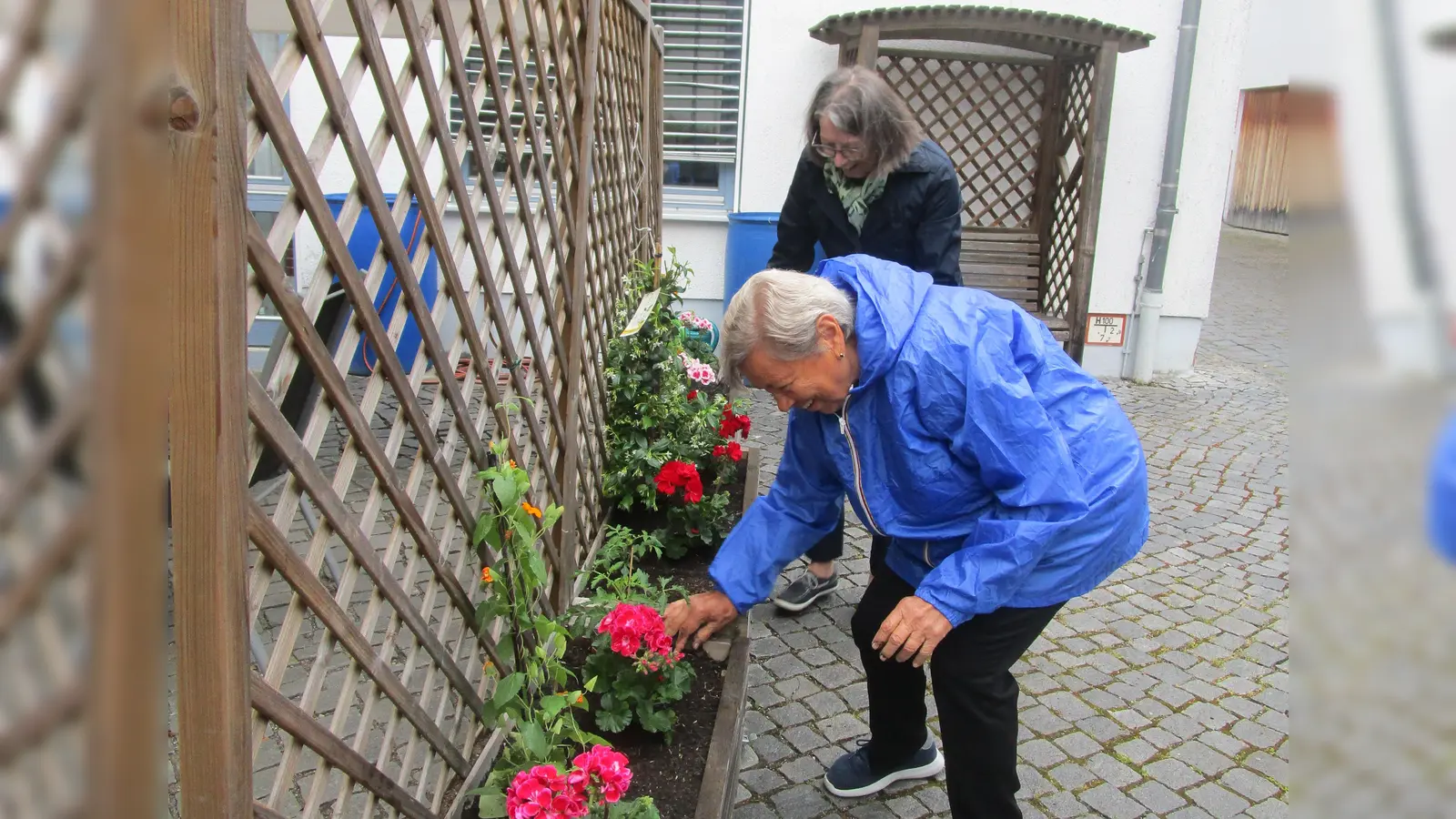 Marienheimseniorinnen legen Beete an (Bild: Daniela Donhauser)