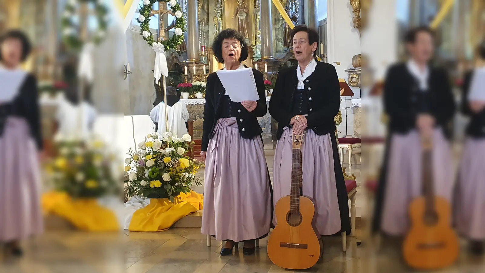 Die „Zupfer-Moidln“ Waltraud und Renate (von links) gestalteten gesanglich die Maiandacht in St. Felix.  (Bild: Martin Staffe)