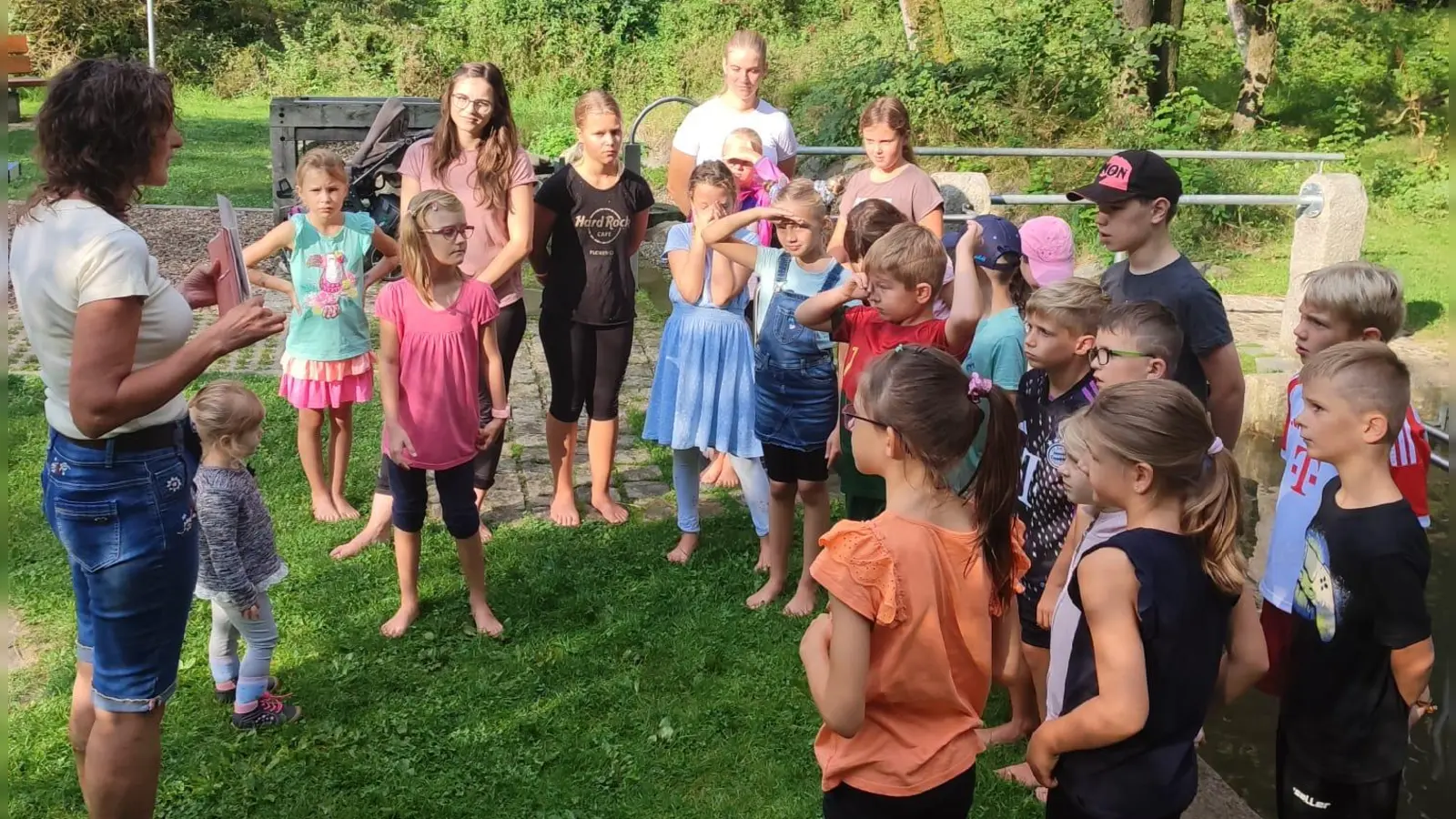 Kräuterexpertin Silvia Korth macht mit den Ferienkids verschiedene Achtsamkeitsübungen in der freien Natur. (Bild: Birgit Gerlach-Kneißl)