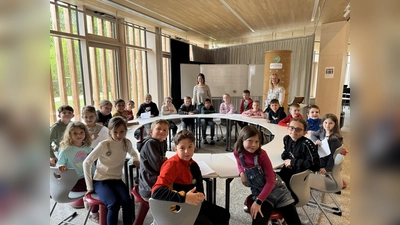 Die Mitglieder des Schülerrats mit Jugendsozialarbeiterin Annika Gulden (links) und Rektorin Karin Gleißner (rechts) bei ihrer jüngsten Sitzung. (Bild: Simone Wolff-Köstler)