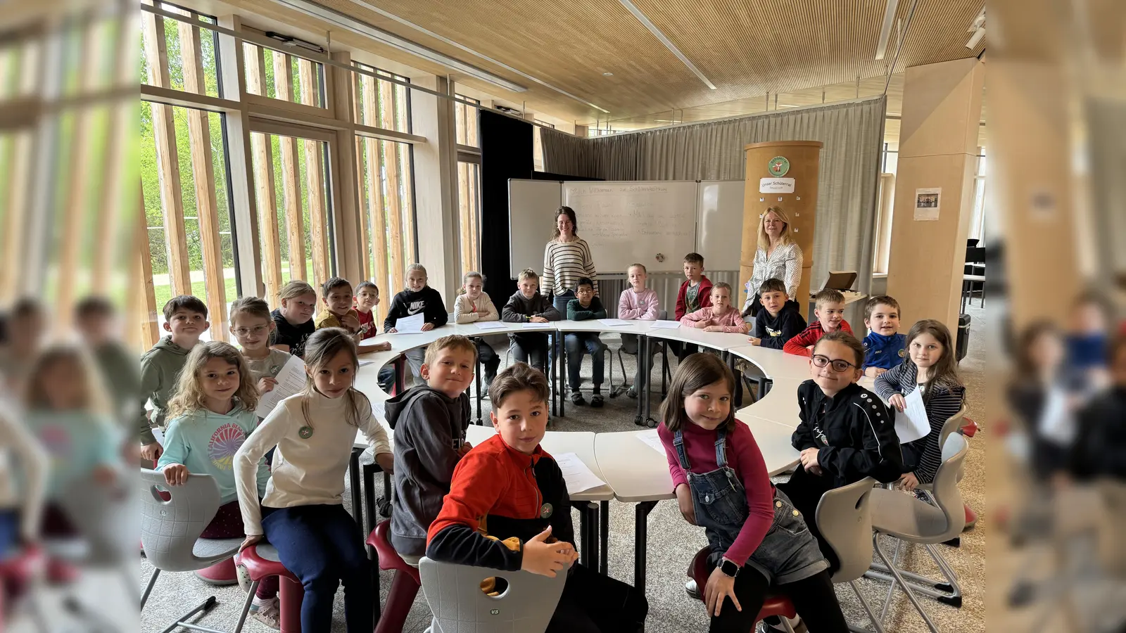 Die Mitglieder des Schülerrats mit Jugendsozialarbeiterin Annika Gulden (links) und Rektorin Karin Gleißner (rechts) bei ihrer jüngsten Sitzung. (Bild: Simone Wolff-Köstler)