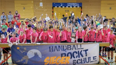 Die Sieger der Grundschule Winklarn freuen sich über den Pokal und werden von allen Teilnehmern gefeiert. <br> (Bild: Georg Lang)