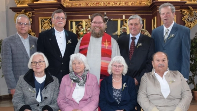 Bild von links sitzend: Mathilde Kohl, Margaretha Süß, Christa Leines und Erhard Ziegler. <br>Stehend: Georg Schmidt, Gerhard Trabandt, Diakon Bernd Deyerl, Rudolf Lederer und Georg Luber <br> (Bild: Heidi Kurz)