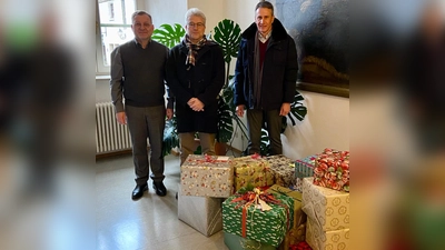 Von links: Pfarrer Markus Brunner, Präsident Klaus Horn, rechts Jens Trögner vom Rotary Club Amberg. (Bild: Tobias Riedl)