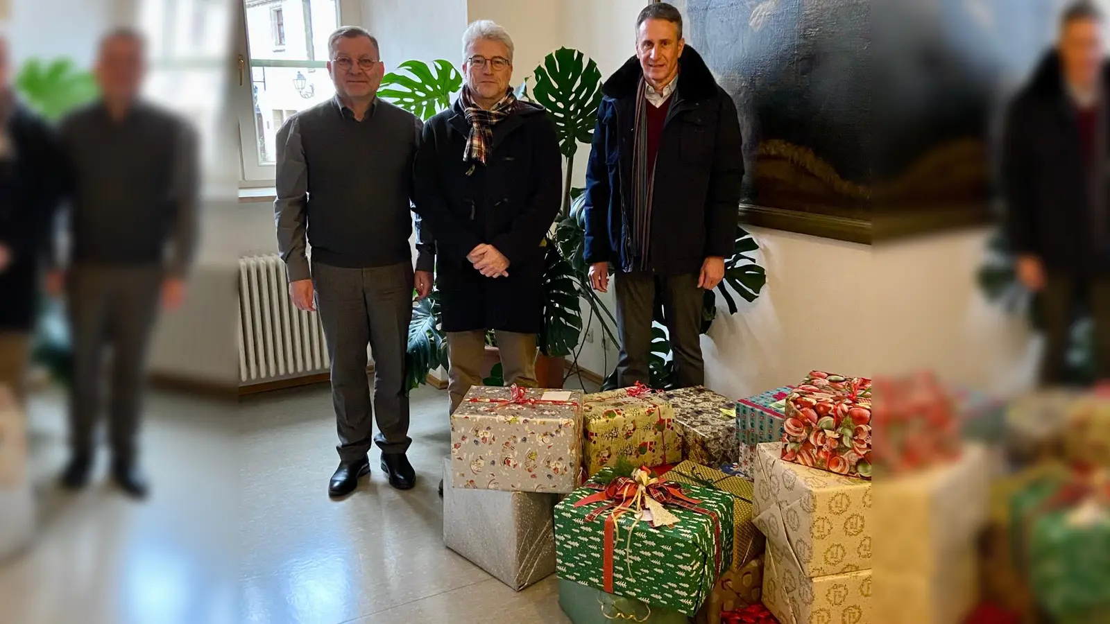 Von links: Pfarrer Markus Brunner, Präsident Klaus Horn, rechts Jens Trögner vom Rotary Club Amberg. (Bild: Tobias Riedl)