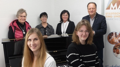 Von vorne links nach rechts: Die beiden Klavierlehrkräfte Anna Remold und Helena Merz. Hinten: Die Damen des Fördervereins Margot Leipold und Claudia Friedmann, 3. Bürgermeisterin Christine Eisa sowie Musikschulleiter Erwin Jahreis. (Bild: Erwin Jahreis)