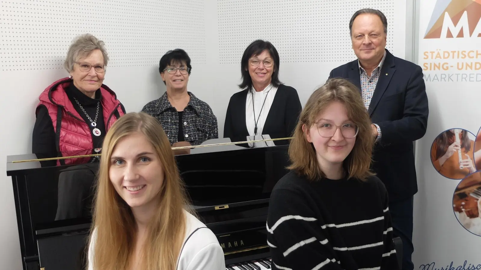 Von vorne links nach rechts: Die beiden Klavierlehrkräfte Anna Remold und Helena Merz. Hinten: Die Damen des Fördervereins Margot Leipold und Claudia Friedmann, 3. Bürgermeisterin Christine Eisa sowie Musikschulleiter Erwin Jahreis. (Bild: Erwin Jahreis)