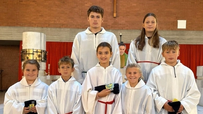 Künftig unterstützen sie den Pfarrer beim Gottesdienst: (vorne von links) Sophia Gilch, Max Windisch, Leonie Rubenbauer, Romy Müller, Xaver Scherr. Verabschiedet aus dem Ministrantendienst wurden (hinten von links) Lukas Nausch und Sophia Wiesner.  (Bild: Alfred Schorner)