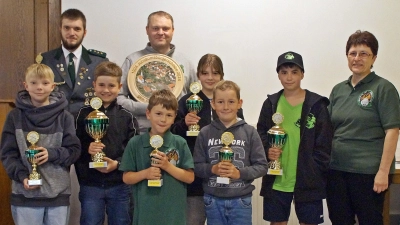 Das Bild zeigt die erfolgreichen Schützen des Jubiläumsschießens der SG „Freiheit Neunkirchen” von links nach rechts: Erste Reihe: Jan Glaser, Kilian Robl, Milan Lenkeit, Emily Dotzler, Raphael Reindl, Nico Eirich, Sportleiterin Christine Poss. Zweite Reihe: 1.Schützenmeister Stefan Poss, Scheibengewinner Roland Hösl<br> (Bild: Poß/exb)