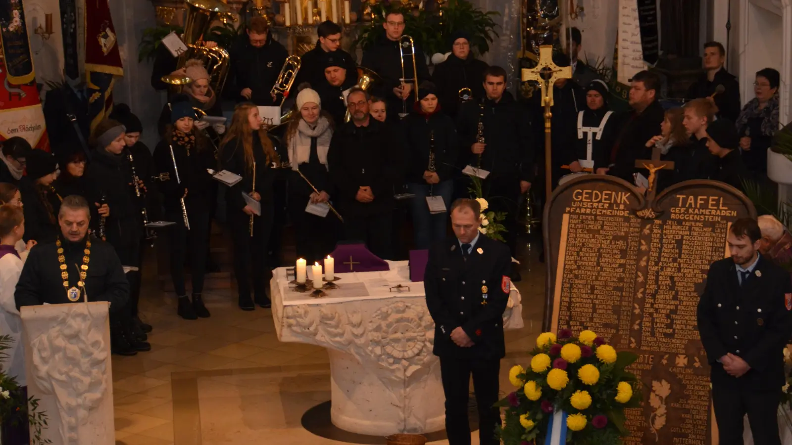 Das Gedenken zum Volkstrauertag fand in Roggenstein bei Vohenstrauß wegen des starken Regens in der Pfarrkirche St. Erhard statt. Dafür wurden eigens die Gedenktafeln am Altar aufgebaut. (Bild: dob)