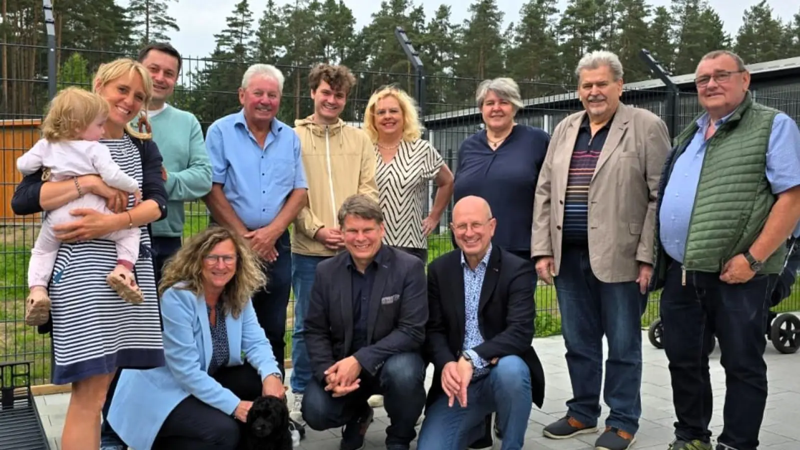 Der CSU Ortsverband Mooslohe mit der Vorsitzenden Maria Sponsel (links) und Oberbürgermeisterkandidaten Dr. Benjamin Zeitler und Mariele Junak (dritte von Links) vor den neuen Aussengehegen der Tierheims.  (Bild: Reiner Nachtigall)