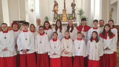 Vorne von rechts die neuen „Minis”: Sophia Straller, Noah Schmid, Nina Gradl, Emily Albrecht, Katharina Rankl und Dominik Herrmann. Pfarrer Thomas Hösl (hinten links) und Gemeindereferent Markus Seefeld (Zweiter von rechts) begrüßten sie. Einige langgediente Ministranten wurden verabschiedet.<br>VG (Bild: Josef Maier)