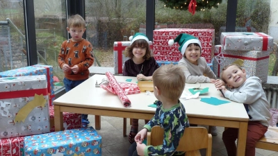 Kinder des Kinderhaus „St. Sebastian” packen für Weihnachtstrucker Geschenkpakete. (Bild: Silke Weinhold)