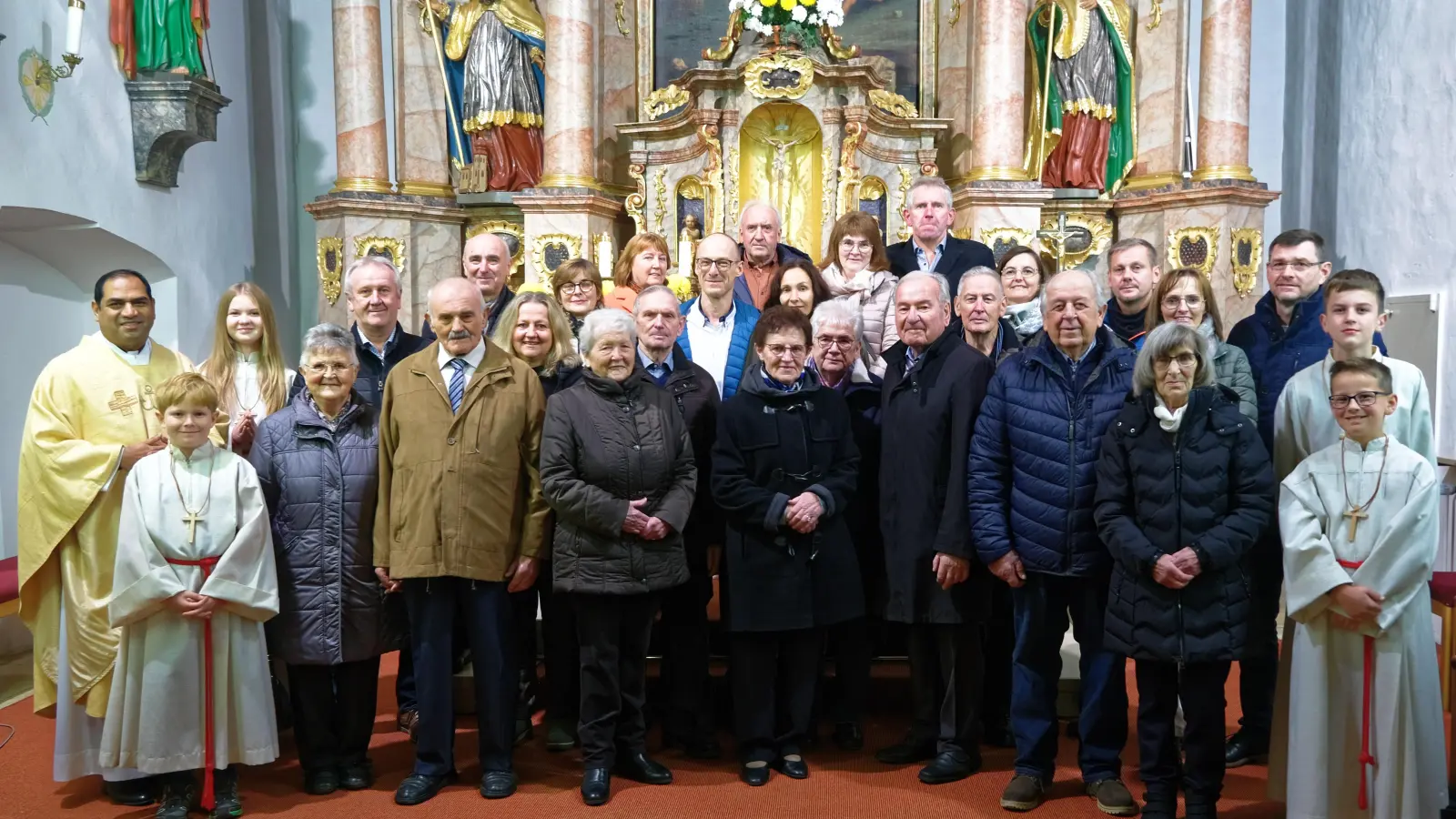 Foto von links nach rechts: Pfarrer Benny, Ministrant Thomas Seidl, Ministrantin Regina Sachsenhauser, Anna Zeinz, Hubert Posset, Justin Zeinz, Klaus Siegert, Ingrid Posset, Gerlinde Siegert, Kunigunda Prechtl, Angelika Zilbauer, Bartholomäus Prechtl, Erwin Hubmann, Josef Zilbauer, Erna Schwirzer, Birgit Hubmann, Maria Stubenvoll, Theresia Fronhofer, Heinrich Schwirzer, Hermann Fronhofer, Thomas Stubenvoll, Cornelia Thiele, Josef Schmid, Kai Thiele, Maria Schmid, Margit Prösl, Bernhard Prösl, Ministrant Leopold Sachsenhauser, Ministrant Christoph Lederer (Bild: Thomas Nübler)