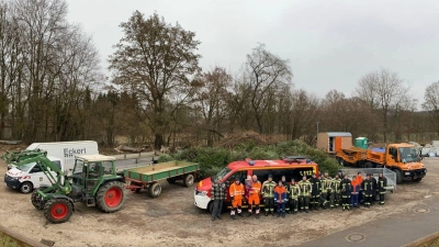 Mitglieder der Feuerwehr Schwarzenfeld sammeln in Schwarzenfeld und den Ortsteilen zahlreiche ausrangierte Christbäume ein. (Bild: Feuerwehr Schwarzenfeld/exb)