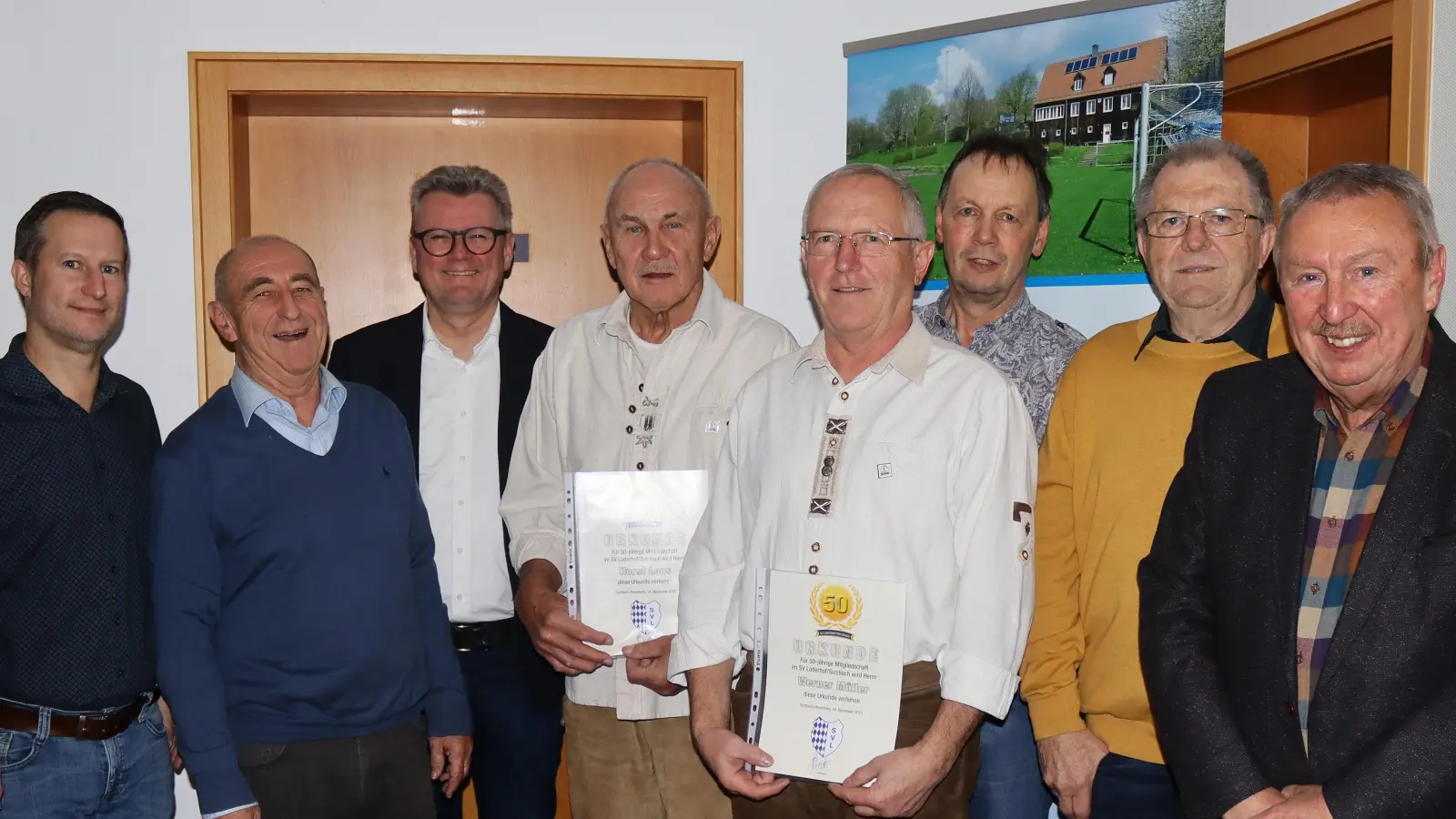 Die geehrten Mitglieder und die Offiziellen des SV Loderhof: (von links) Zweiter Vorsitzender Michael Jakuttis, Kassier Kurt Hösl, Bürgermeister Michael Göth, die Jubilare Horst Loos, Werner Müller, Matthias Bauer, Schriftführer Richard Donhauser und Erster Vorsitzender Joachim Bender. (Bild: mfh)