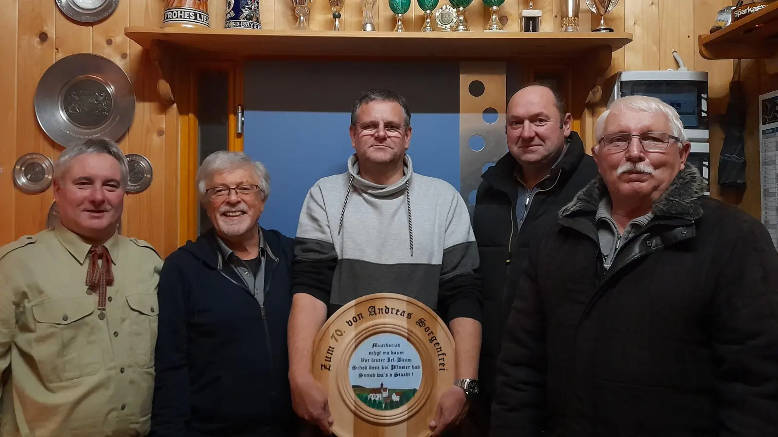 Drittplatzierter Walter Rückerl, 2. Platz: Wolfgang Krämer, 1. Platz Martin Baumer, Stifter Andreas Sorgenfrei, sowie der 1. Schützenmeister Johann Mösbauer (von rechts). (Bild: Otti Rückerl)