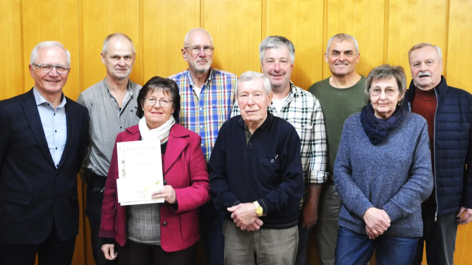 Vorstand Roland Maier dankte Josef Lang, Regina Pechtl, Dieter Kellner, Adolf Blaschke, Roland Lingl, Bernhard Hierl, Irene Stauber und Karl-Heinz Mader, die bei der Jahreshauptversammlung anwesend waren, für ihre Treue zum Verein. (Bild: Fritz Dietl)