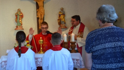 Neupriester Michael Steinhilber hielt den Gottesdienst zum Patrozinium mit Pfarrer Udo Klösel. Am Schluss erteilte der Neupriester Steinhilber den Primizsegen.  (Bild: Peter Garreiss)