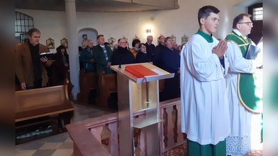 Heuer zum letzten Mal feierte Pfarrer Markus Bruckner (rechts) in der Armesbergkirche einen Gottesdienst.  (Bild: Albert Sollfrank/exb)