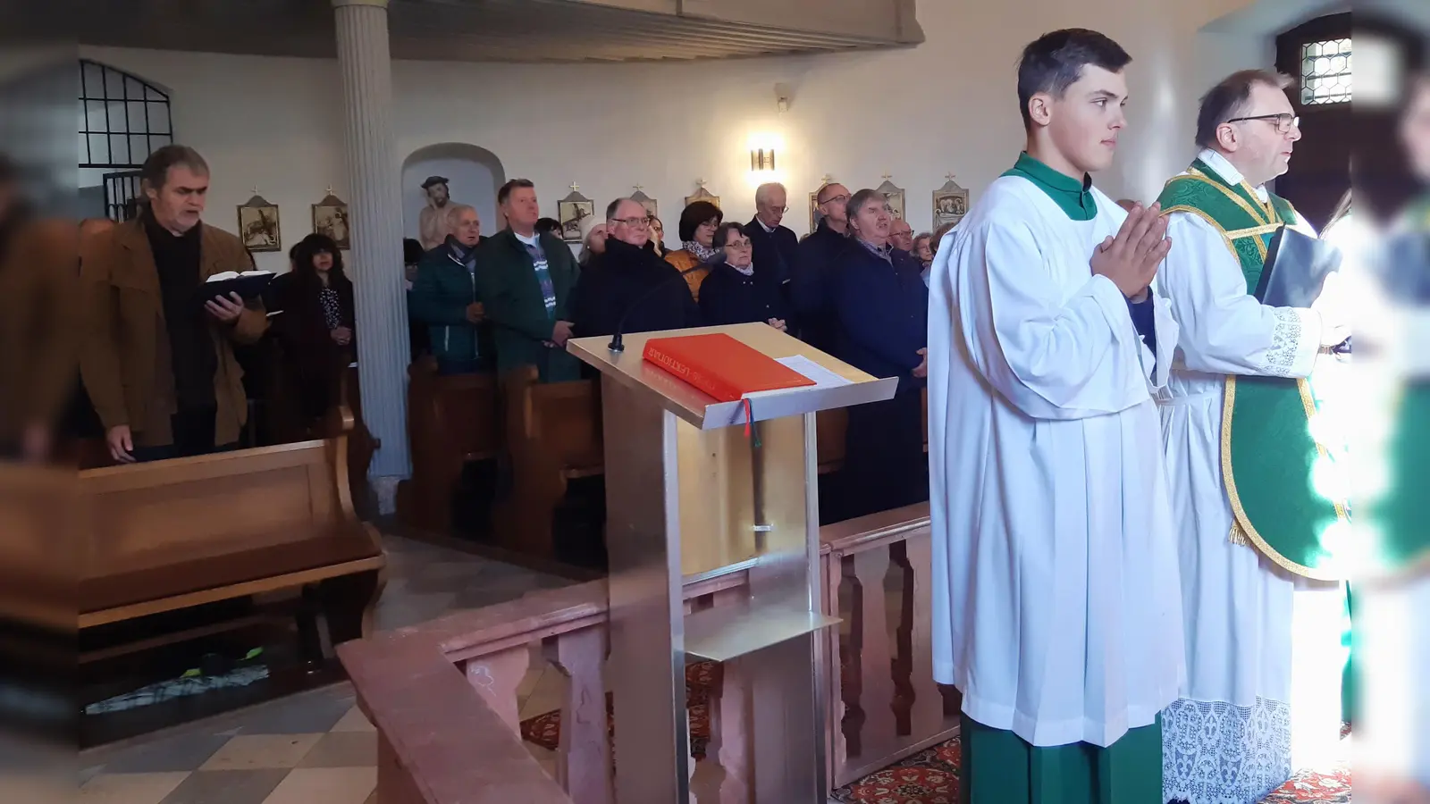 Heuer zum letzten Mal feierte Pfarrer Markus Bruckner (rechts) in der Armesbergkirche einen Gottesdienst.  (Bild: Albert Sollfrank/exb)